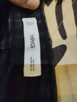 Pantalón vaquero negro Mango talla 44