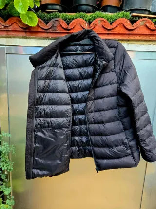 Cazadora acolchada negra chica