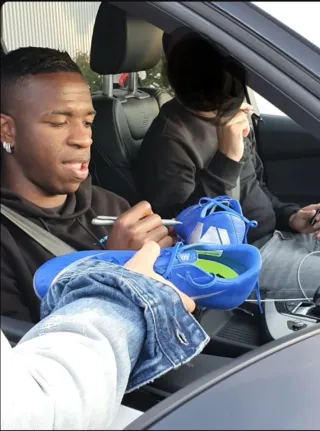 Botas de fútbol firmadas por Vinicius Jr.