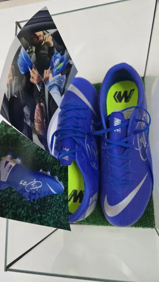 Botas de fútbol firmadas por Vinicius Jr.