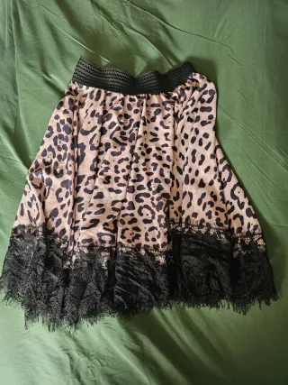 Falda leopardo con encaje negro