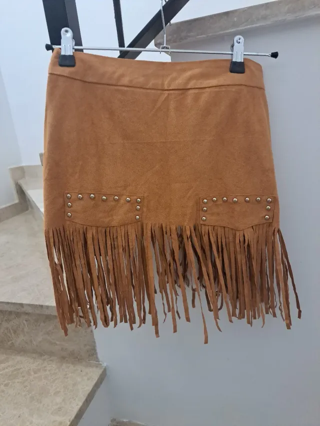 Falda marrón con flecos y tachuelas
