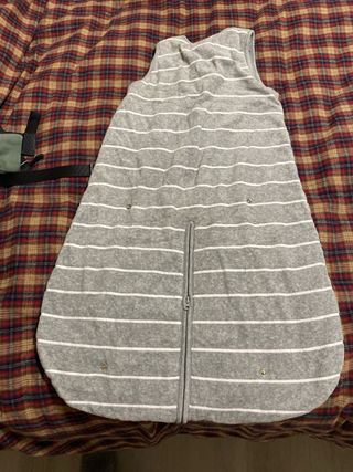 Saco de dormir infantil gris con rayas