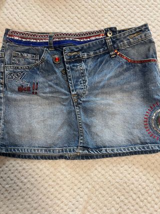 Falda vaquera mini con adornos