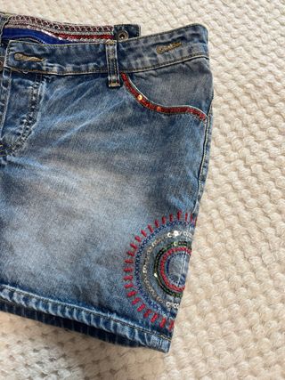 Falda vaquera mini con adornos