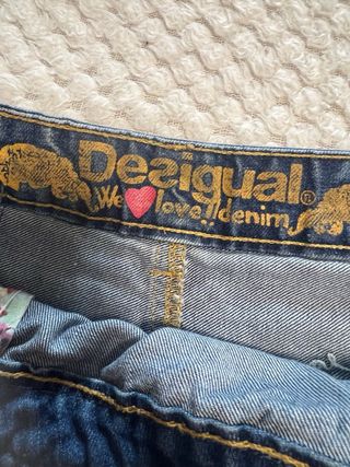 Falda vaquera mini con adornos