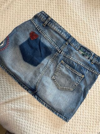 Falda vaquera mini con adornos