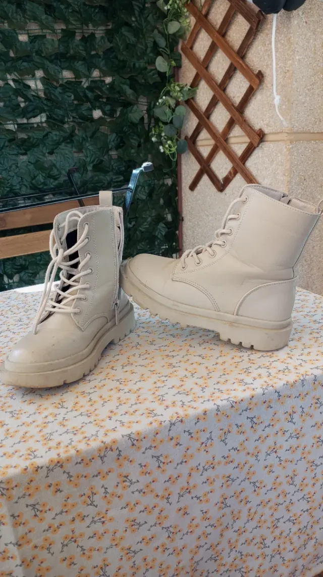 Botas beige con cordones y cremaller talla 32