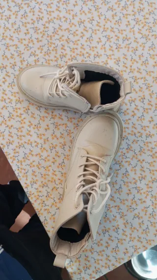 Botas beige con cordones y cremaller talla 32