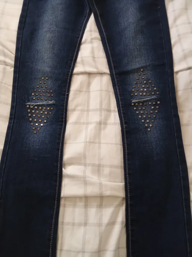 Pantalón vaquero mujer con tachuelas