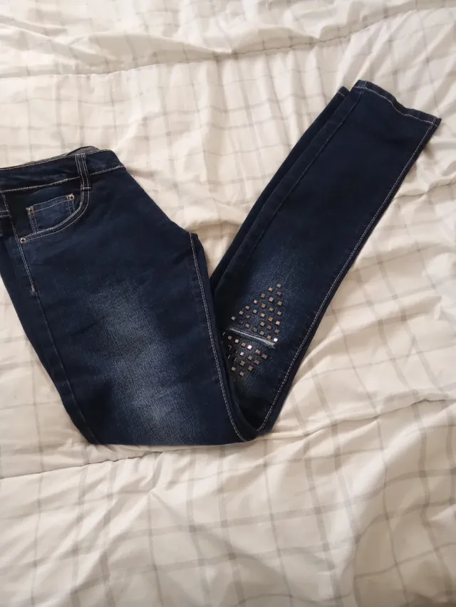 Pantalón vaquero mujer con tachuelas