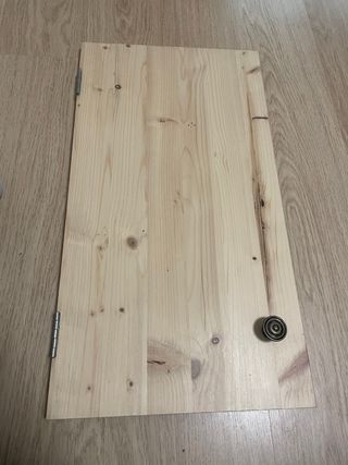 Puerta de madera con tirador