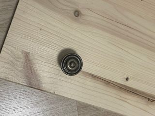 Puerta de madera con tirador