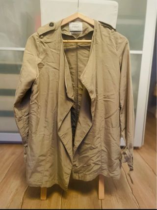 Gabardina Bershka verde oliva talla XS