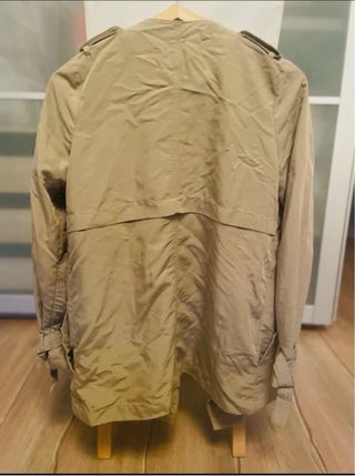 Gabardina Bershka verde oliva talla XS