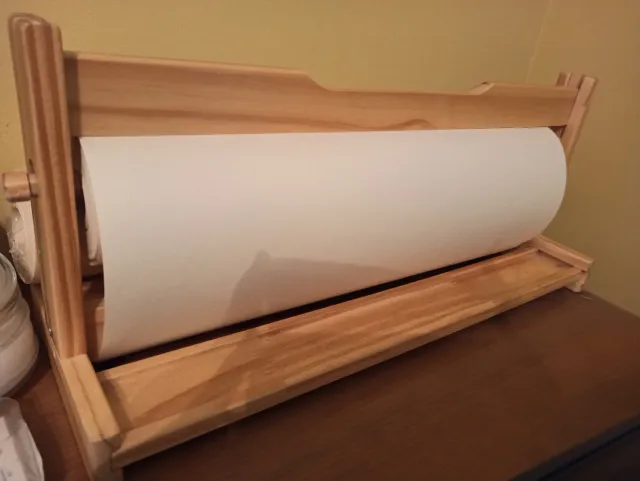 Portarrollos de madera con papel para pintar
