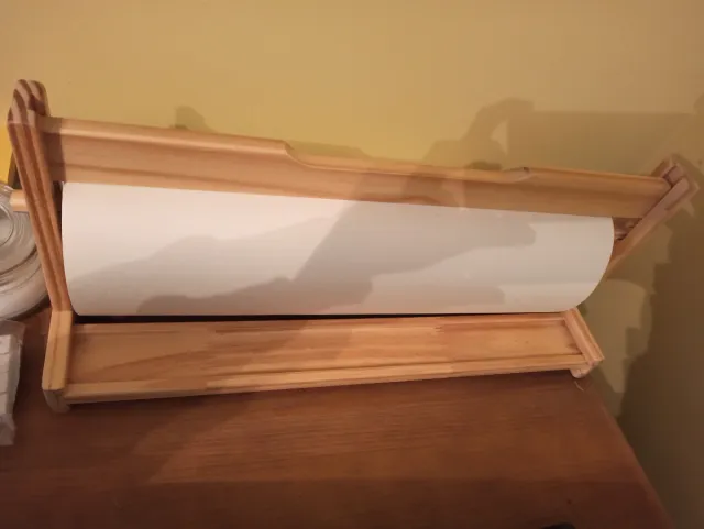 Portarrollos de madera con papel para pintar