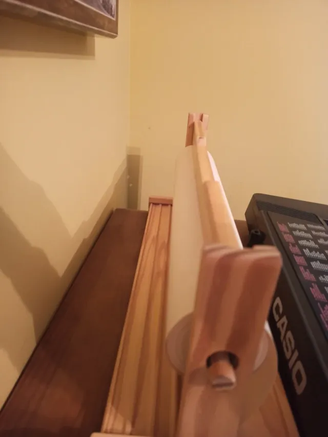 Portarrollos de madera con papel para pintar