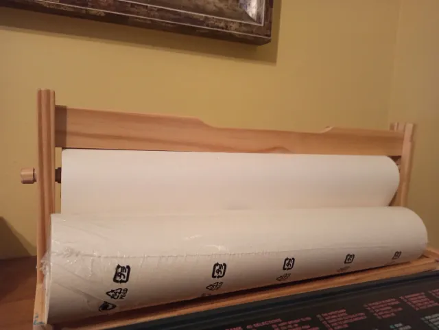 Portarrollos de madera con papel para pintar