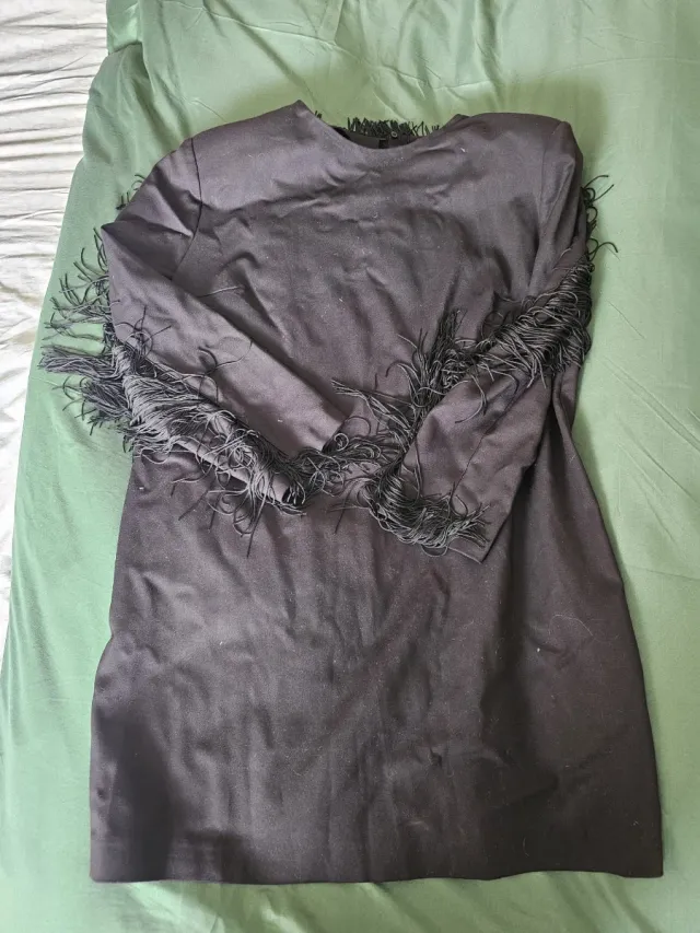 Vestido negro con flecos