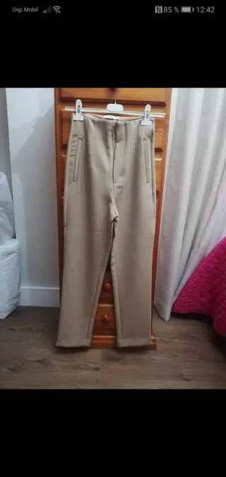 Pantalón Stradivarius Pinzas Beige