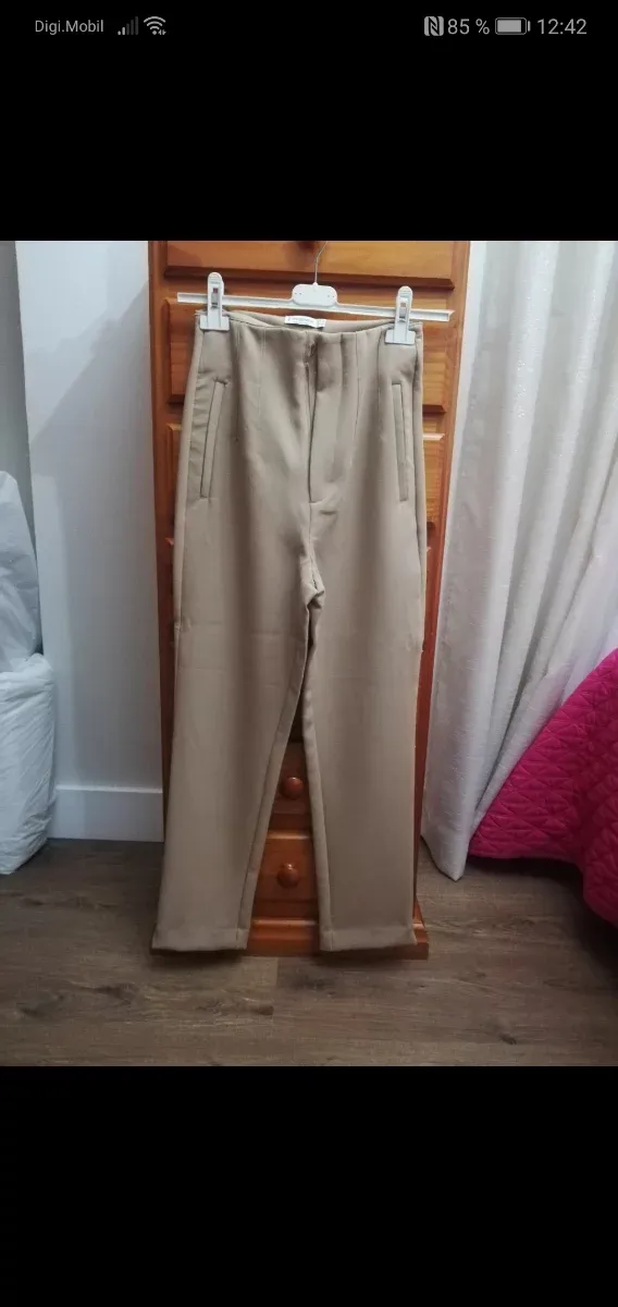 Pantalón Stradivarius Pinzas Beige