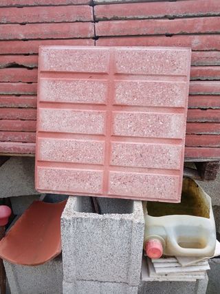 Baldosa hidráulica roja con diseño