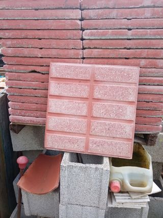 Baldosa hidráulica roja con diseño