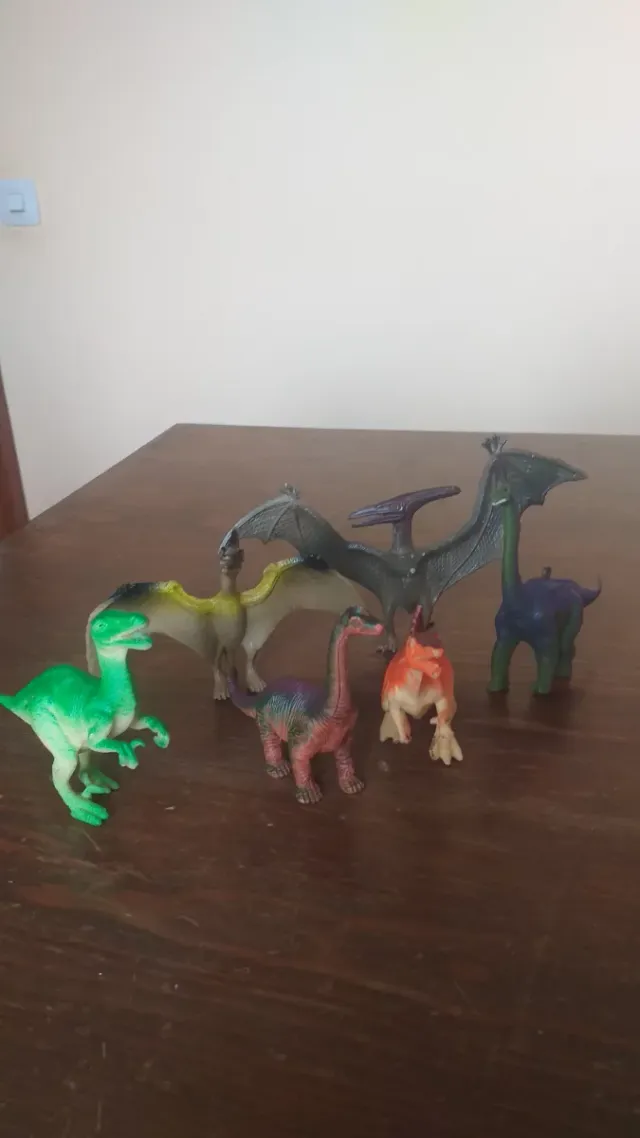 Lote de dinossauros de brinquedo