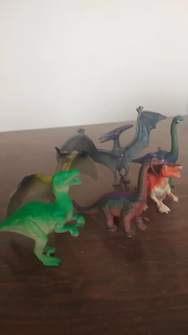 Lote de dinossauros de brinquedo