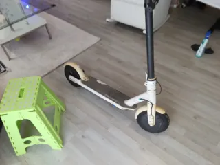 Patinete eléctrico blanco,