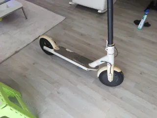 Patinete eléctrico blanco,