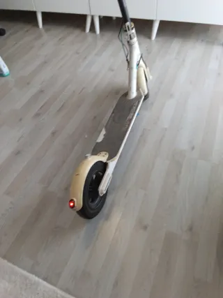 Patinete eléctrico blanco,
