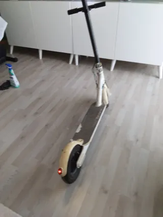 Patinete eléctrico blanco,