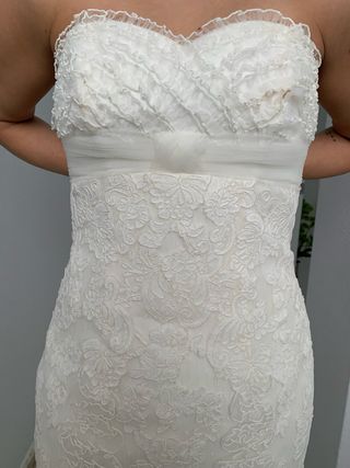 Vestido de novia con velo y bolso