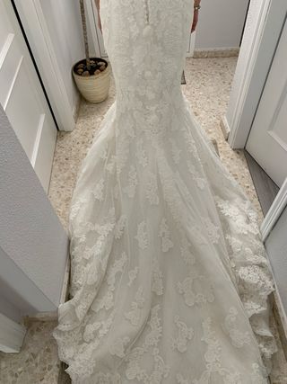 Vestido de novia con velo y bolso