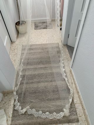 Vestido de novia con velo y bolso