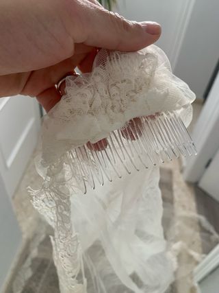 Vestido de novia con velo y bolso