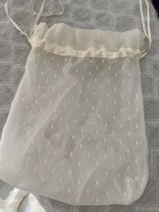 Vestido de novia con velo y bolso