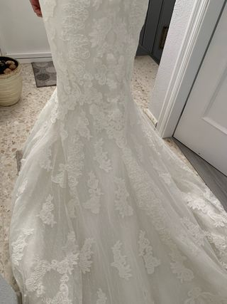 Vestido de novia con velo y bolso