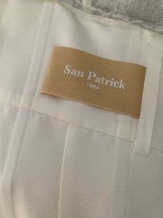 Vestido de novia con velo y bolso