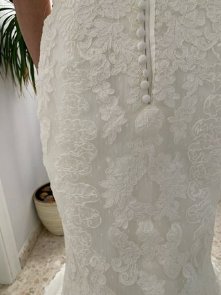 Vestido de novia con velo y bolso