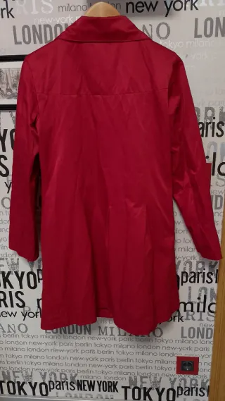 Gabardina mujer roja