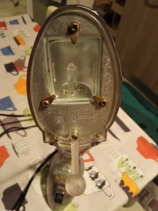 Lampada da tavolo orientabile