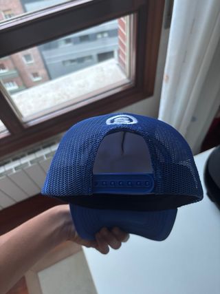 Gorra Seesonss Azul con Diseño Blanco