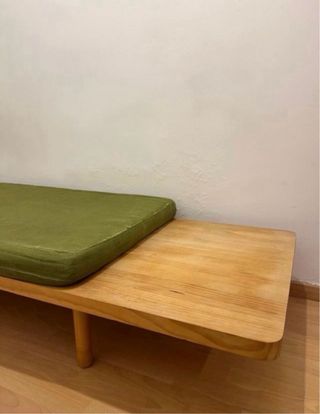 Banco-diván artesanal con mesa integrada