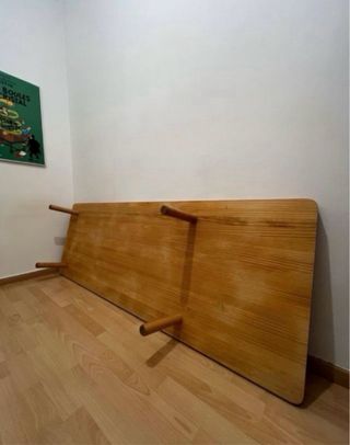 Banco-diván artesanal con mesa integrada