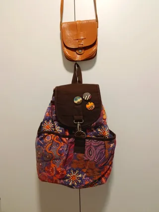 Mochila juvenil y bolso cuero