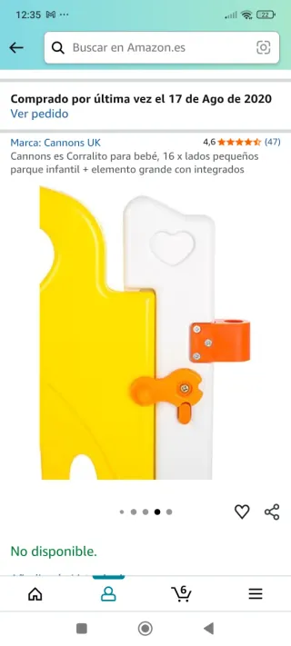 Parque infantil vallado multicolor.