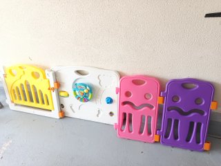 Parque infantil vallado multicolor.